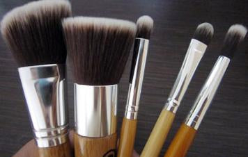 Powder brushes